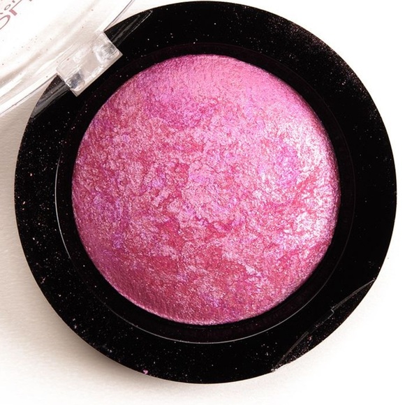 Makeup Revolution Baked Blusher – One for Playing Games (Pink Shimmer) - Picture 2 of 6